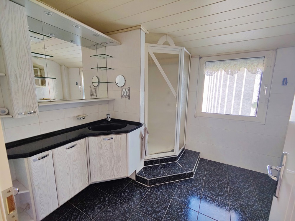 Bad mit Dusche 1. OG